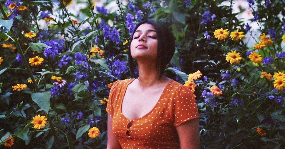 Photo by Mehenza Moutusi on scopio

A woman sitting in a flower garden smelling.